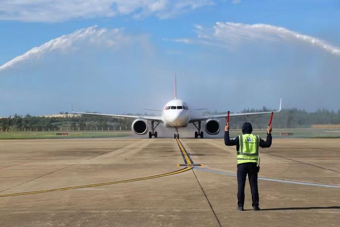 Nghi thức phun vòi rồng đón chuyến bay đầu tiên.