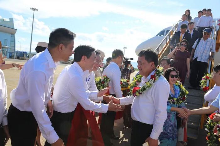 Lãnh đạo tỉnh Quảng Trị chào đón lãnh đạo tỉnh Khánh Hoà đi trên chuyến bay.