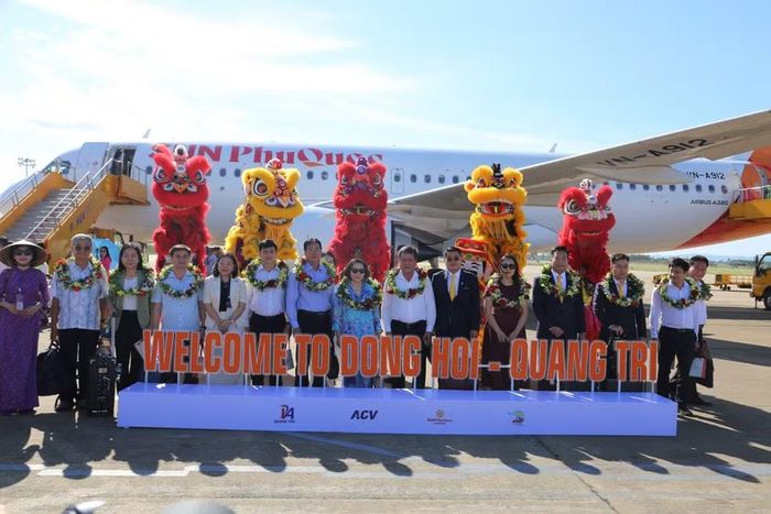 Nghi thức chào mừng hành khách trên chuyến bay đầu tiên.
