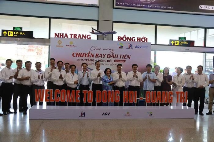 Lãnh đạo 2 tỉnh Quảng Trị và Khánh Hoà trong ngày đón chuyến bay kết nối 2 địa phương.