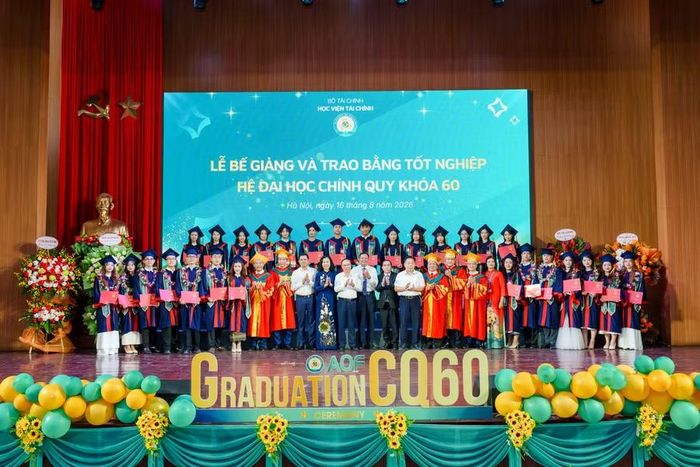 Các đại biểu chụp ảnh lưu niệm.
