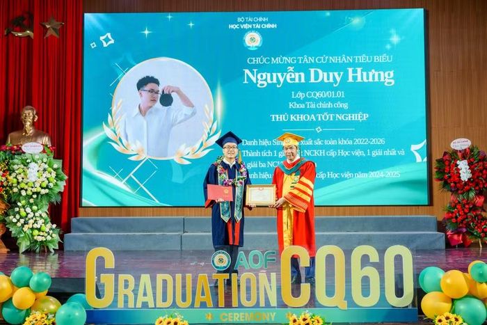 Giám đốc Học viện Tài chính trao bằng tốt nghiệp cho các tân cử nhân.