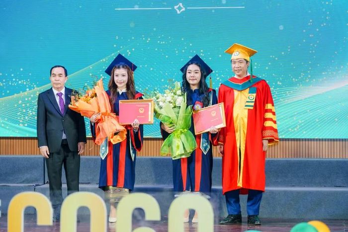 Hai sinh viên Lào nhận bằng tốt nghiệp.