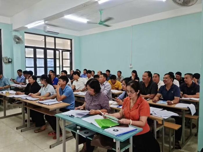Các giáo viên chủ động học tập trong việc dạy tiếng Mông.