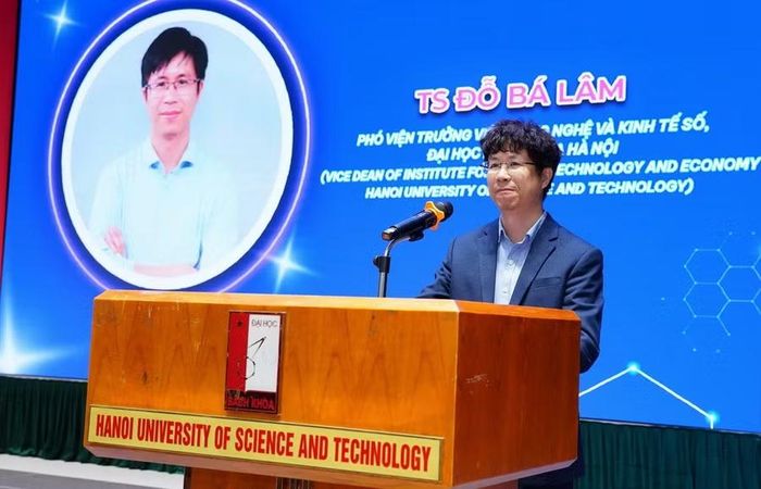 TS Đỗ Bá Lâm - Phó Viện trưởng Viện Công nghệ và Kinh tế số, Đại học Bách khoa Hà Nội phát biểu chúc mừng các thí sinh.