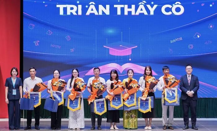 Ban tổ chức tri ân các thầy cô giáo có học sinh đoạt giải.