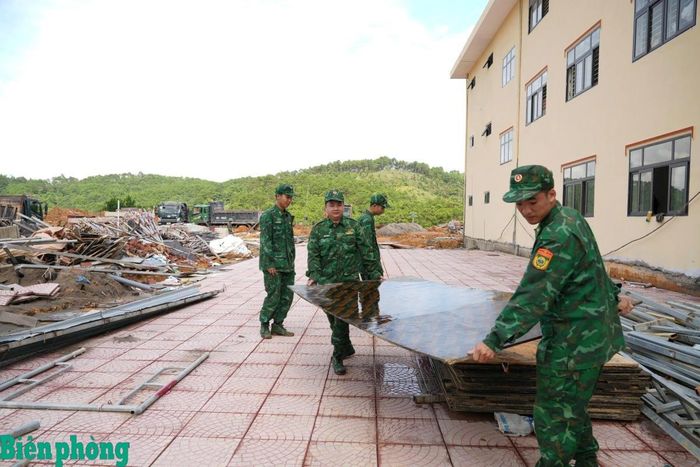 Cán bộ, chiến sĩ Bộ đội Biên phòng tỉnh Lạng Sơn chung sức đẩy nhanh tiến độ, để Trường Phổ thông nội trú liên cấp Tiểu học và Trung học cơ sở Mẫu Sơn, tỉnh Lạng Sơn từng ngày hoàn thiện, sẵn sàng đón học sinh bước vào năm học mới. Ảnh: Khánh Chi
