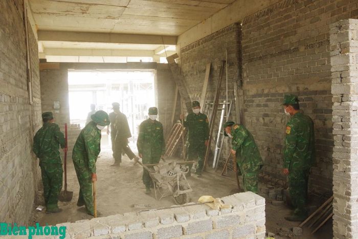 Cán bộ, chiến sĩ Bộ đội Biên phòng tỉnh Lâm Đồng hăng say lao động trên công trường xây dựng Trường Phổ thông nội trú liên cấp Tiểu học và Trung học cơ sở Thuận An, tỉnh Lâm Đồng. Ảnh: Văn Hoàn