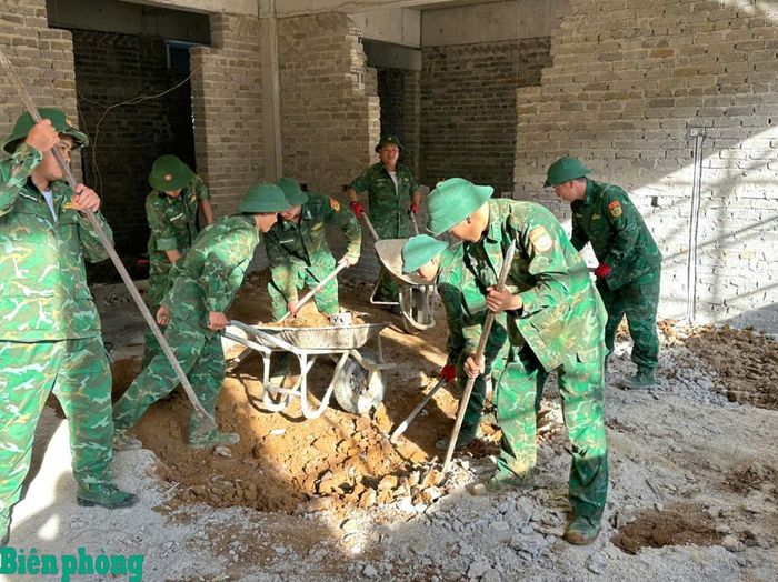 Cán bộ, chiến sĩ Đồn Biên phòng Thị Hoa, Bộ đội Biên phòng tỉnh Cao Bằng góp ngày công hỗ trợ xây dựng Trường phổ thông nội trú liên cấp Tiểu học và Trung học cơ sở Hạ Lang, tỉnh Cao Bằng. Ảnh: Dương Lương