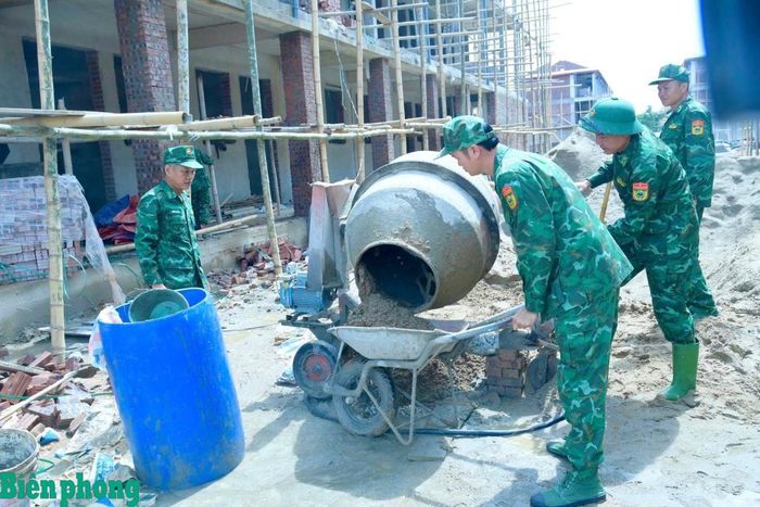 Cán bộ, chiến sĩ Bộ đội Biên phòng Nghệ An tham gia xây dựng Trường Phổ thông nội trú liên cấp tại xã biên giới Anh Sơn, tỉnh Nghệ An. Ảnh: Lê Thạch