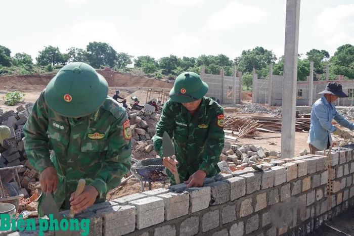 Cán bộ, chiến sĩ Bộ đội Biên phòng tỉnh Gia Lai góp sức trên công trường xây dựng Trường Phổ thông nội trú liên cấp Tiểu học và Trung học cơ sở Ia Púch, tỉnh Gia Lai. Ảnh: Công Cường