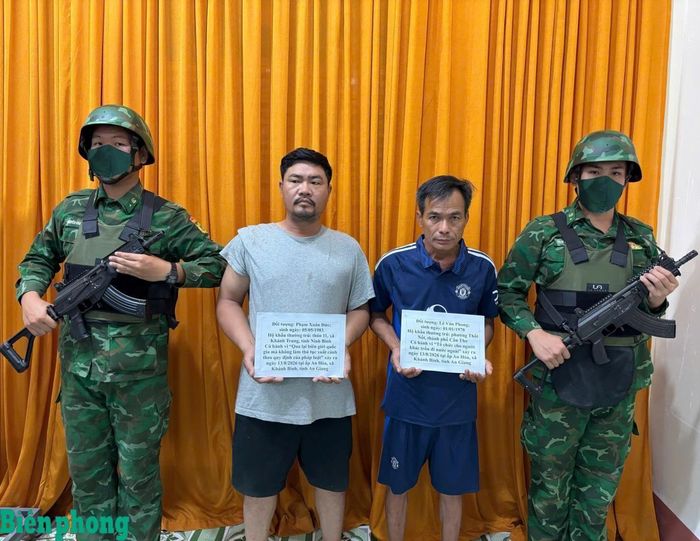 Đối tượng Phạm Xuân Đức (thứ 2 từ trái sang) và Lê Văn Phong (thứ 2 từ phải sang) bị bắt giữ. Ảnh: Đơn vị cung cấp