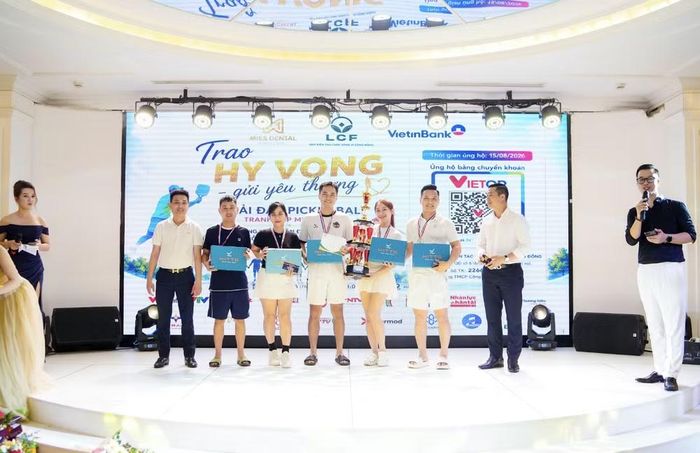 Nhiều vận động viên đạt thành tích cao được trao thưởng tại Lễ bế mạc và Gala trao giải. Ảnh: BTC