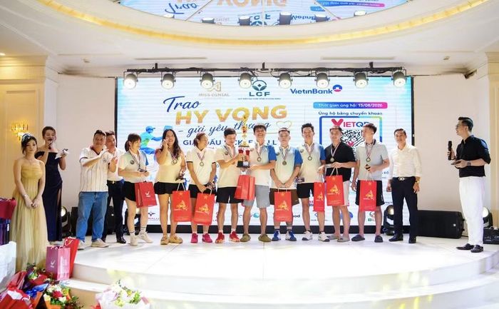 Ban tổ chức trao giải cho đội đạt thành tích cao của Giải Pickleball LCF tranh cúp Miss Dental. Ảnh: BTC