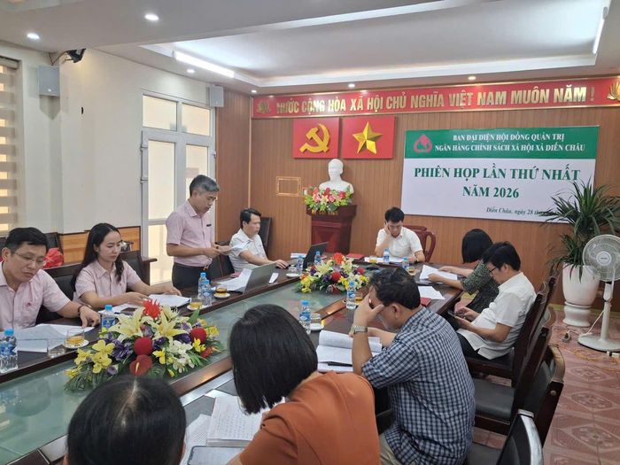 Bí thư Chi bộ - Giám đốc NHCS XH Diễn Châu - ông Phan Hữu Trang (người đứng nói) phát biểu tại Lễ thành lập Ban Đại diện HĐQT - NHCSXH xã Diễn Châu.