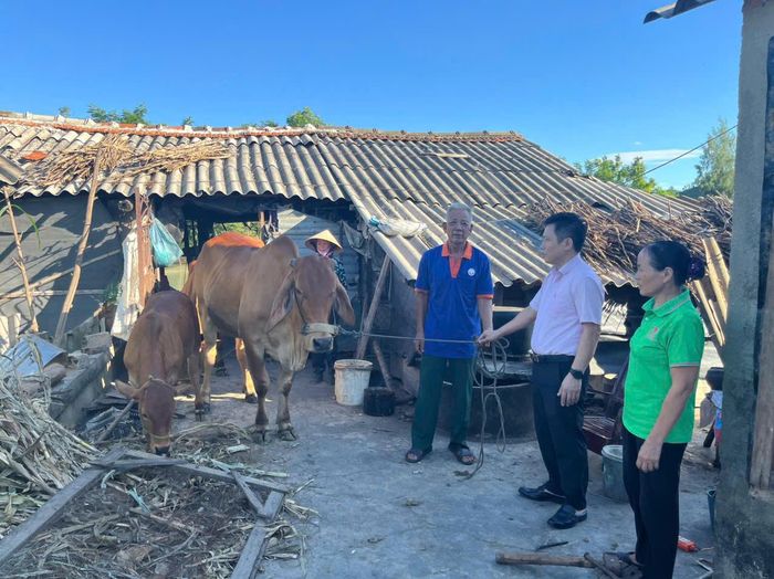 Cán bộ tín dụng NHCSXH Diễn Châu tận tình hướng dẫn Nhân dân sử dụng vốn vay phát triển sản xuất kinh doanh.