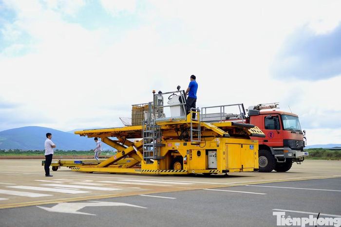 Một bộ phận công nhân đang vận hành và kiểm tra các thiết bị phục vụ mặt đất của sân bay.
