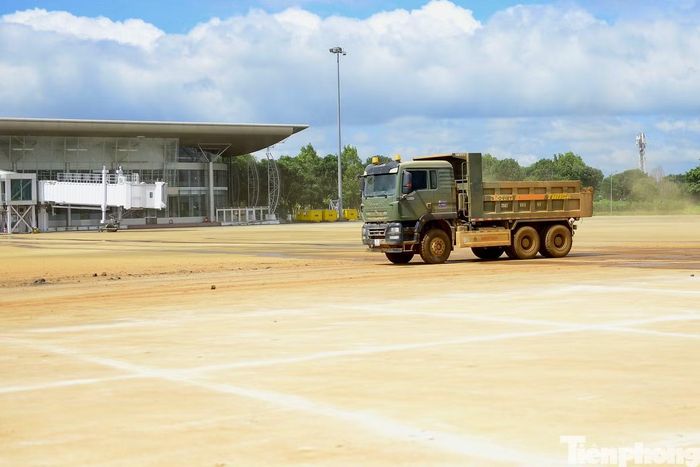 Dự án sửa chữa đường cất hạ cánh, đường lăn sân bay Liên Khương được khởi công ngày 4/3, với tổng mức đầu tư 1.032 tỷ đồng. Đây là công trình giao thông hàng không cấp I, nhằm khôi phục chất lượng kết cấu mặt đường khu bay, bảo đảm an toàn và duy trì năng lực khai thác ổn định lâu dài.