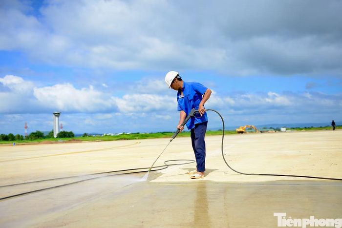  Theo đại diện sân bay Liên Khương, đến nay dự án đã đạt khoảng 99% khối lượng. Hiện đơn vị đang được tổng vệ sinh đường cất hạ cánh và đường lăn để chuẩn bị đưa vào khai thác. 