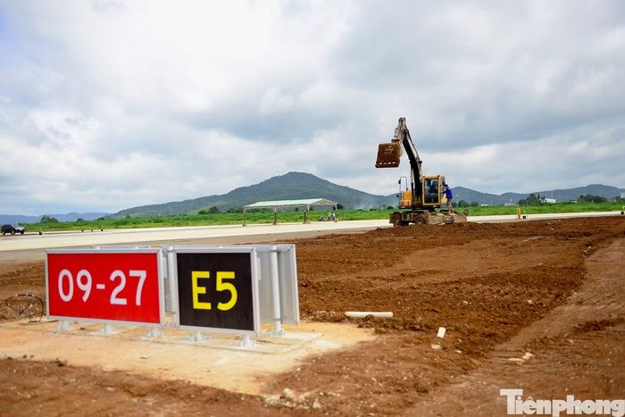 Hệ thống đường lăn, đèn tín hiệu và các hạng mục hạ tầng kỹ thuật được nâng cấp đồng bộ.