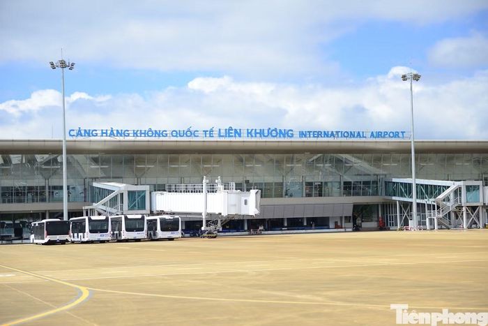 Để thu hút các hãng hàng không mở đường bay mới, Tổng Công ty Cảng hàng không Việt Nam giảm 50% phí cất, hạ cánh trong 24 tháng cho đường bay quốc tế mới; giảm 50% phí dịch vụ mặt đất năm đầu và 30% năm thứ 2 đối với chuyến bay thường lệ. Với chuyến bay thuê chuyến theo mùa, mức giảm là 30% trong năm đầu.