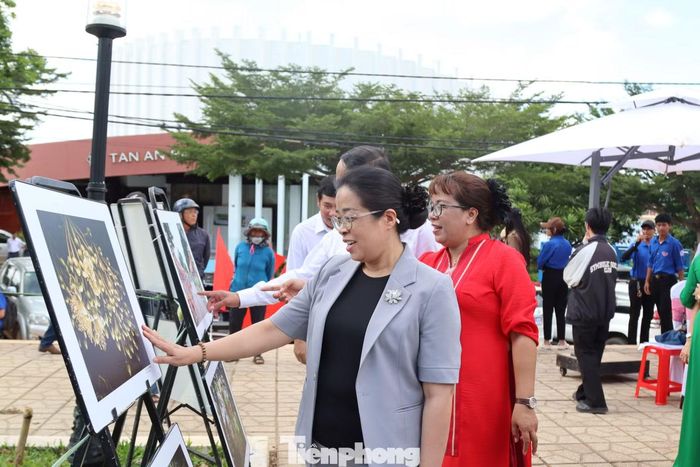  Bà Huỳnh Thị Chiến Hòa - Phó Bí thư Tỉnh ủy Đắk Lắk, dự khai mạc triển lãm ảnh nghệ thuật “Sầu riêng Đắk Lắk - Nữ hoàng của đại ngàn xanh”. 