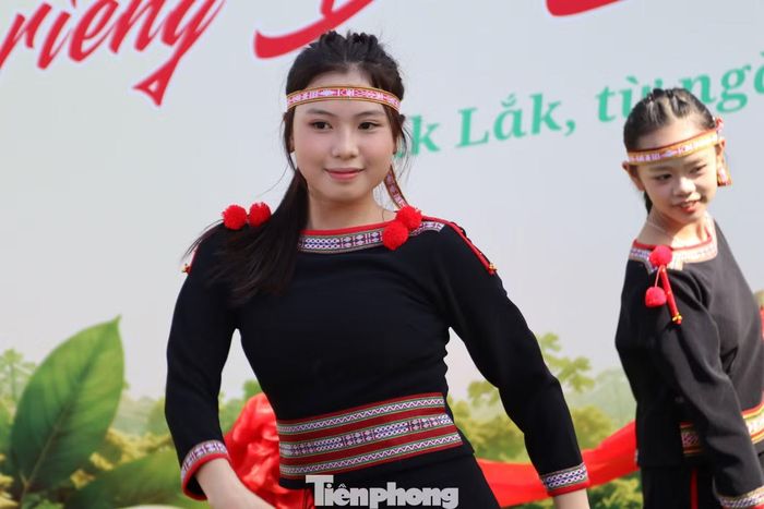 Các thiếu nữ uyển chuyển trong từng động tác múa.