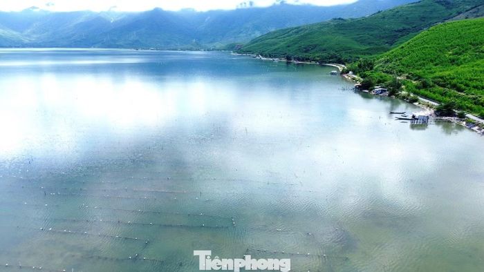 Cảnh quan đầm Lập An nhìn từ trên cao, nơi hoạt động nuôi trồng thủy sản đan xen với không gian thiên nhiên. Ảnh Ngọc Văn