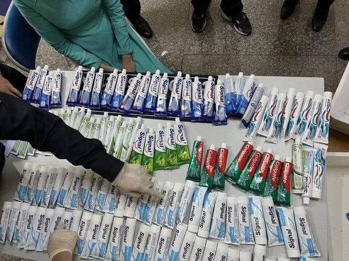 Các tuýp kem đánh răng chứa ma túy được 4 tiếp viên xách tay từ Pháp về Việt Nam. Ảnh: TCHQ