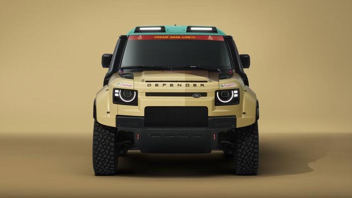 Xe đua địa hình D7X-R của đội đua Defender.