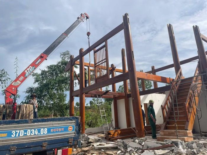 Căn nhà bằng gỗ của gia đình ông Sáu tháo dỡ để bàn giao mặt bằng cho dự án. Ảnh: Hữu Thịnh.