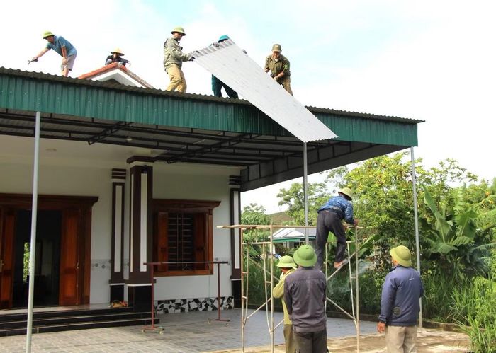 Chính quyền địa phương, đơn vị chức năng hỗ trợ người dân tháo dỡ nhà cửa. Ảnh: Hữu Thịnh.