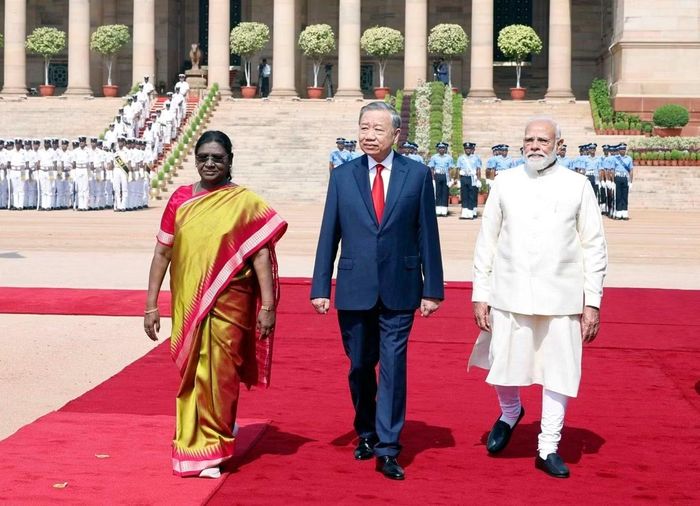 Tổng thống Ấn Độ Droupadi Murmu (bên trái) và Thủ tướng Ấn Độ Narendra Modi (bên phải) đồng chủ trì lễ đón Tổng Bí thư, Chủ tịch nước Tô Lâm ngày 6/5/2026. Ảnh: TTXVN.