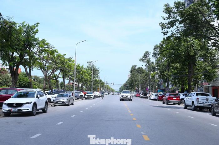 Cùng với phương án ngầm hóa Kênh Bắc, Nghệ An đề xuất điều chỉnh đường Nguyễn Sỹ Sách. Theo phương án đang lấy ý kiến, tuyến đường sẽ có lòng đường 36m, đáp ứng 10 làn xe, cùng dải phân cách, đường gom, vỉa hè và hệ thống hạ tầng kỹ thuật được đầu tư đồng bộ.