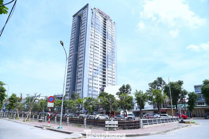  Dọc Kênh Bắc là khu dân cư đông đúc, chung cư﻿, bệnh viện và nhiều công trình đô thị. 