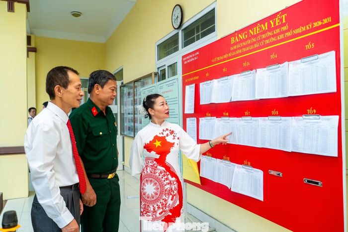 Các cử tri xem xét danh sách ứng viên và thông tin cá nhân người ứng cử. Toàn tỉnh Quảng Ninh có 627 người ứng cử trưởng thôn, bản, khu phố, trong đó 370 người tái cử và 257 người là nhân sự mới. Về chất lượng, có 262 người có trình độ đại học trở lên, 202 người có trình độ trung cấp lý luận chính trị trở lên, 176 người có chứng chỉ công nghệ thông tin và 407 người có khả năng ứng dụng công nghệ thông tin.