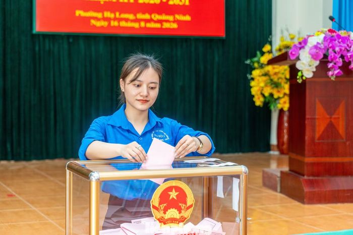 "Tôi mong muốn người trúng cử chức khu trưởng có phẩm chất, uy tín, năng lực và tinh thần trách nhiệm, đáp ứng yêu cầu nhiệm vụ trong tình hình mới, góp phần củng cố hệ thống chính trị ở cơ sở, tăng cường đồng thuận và xây dựng cộng đồng dân cư đoàn kết, phát triển", chị Nguyễn Thùy Dương - đoàn viên phường Hạ Long - chia sẻ.