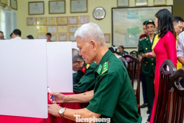 Bên trong các điểm bầu cử được bố trí bàn phát phiếu bầu, các ô bỏ phiếu được sắp đặt để cử tri ghi phiếu bầu.