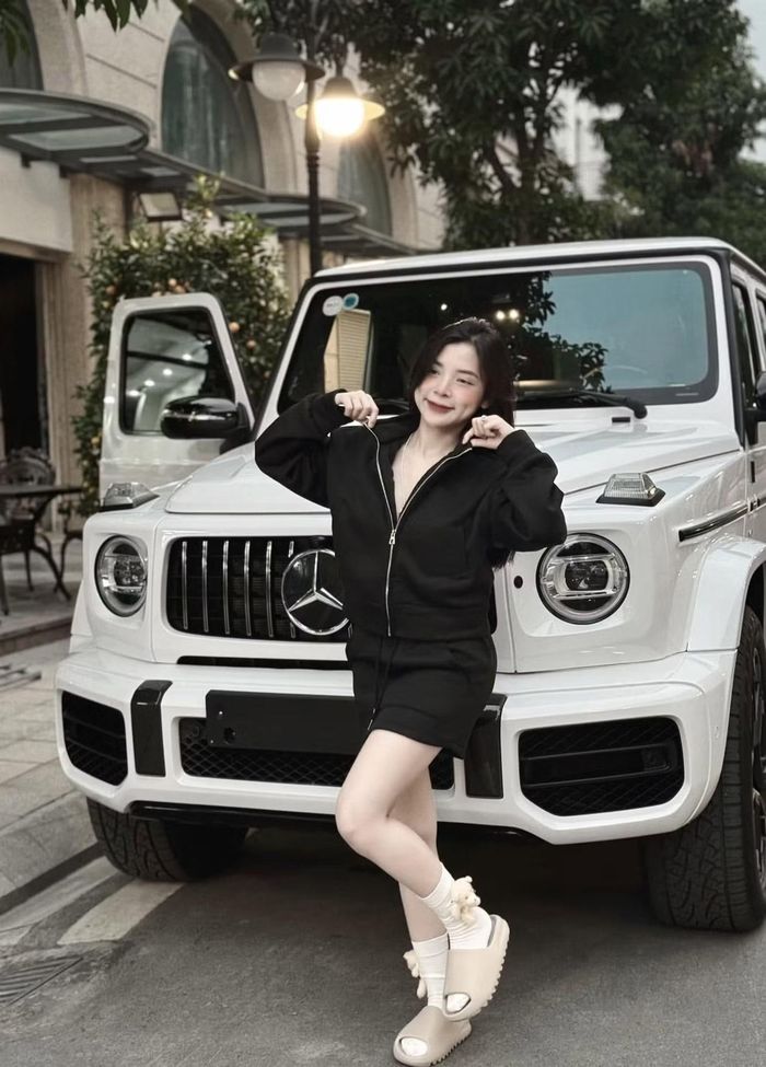 Phạm Thị Ngọc Linh vẫn nhận nhiều ý kiến trái chiều từ cộng đồng mạng với hình ảnh cuộc sống xa hoa, thường xuyên phô trương tài sản. Ảnh: FB