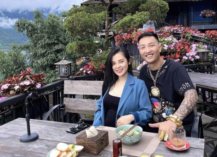 Phạm Thị Ngọc Linh vẫn nhận nhiều ý kiến trái chiều từ cộng đồng mạng với hình ảnh cuộc sống xa hoa, thường xuyên phô trương tài sản. Ảnh: FB