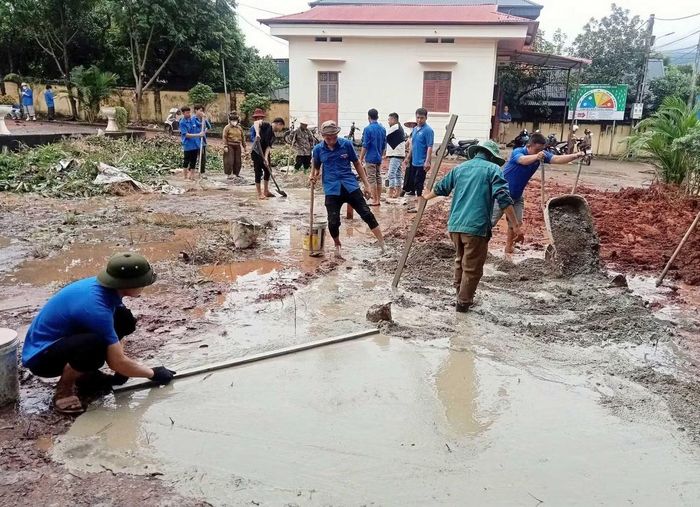 Đoàn viên, thanh niên tập trung thực hiện các phần việc thiết thực chỉnh trang khuôn viên Nhà văn hóa các thôn, bản để người dân có nơi sinh hoạt cộng đồng sạch đẹp, khang trang.