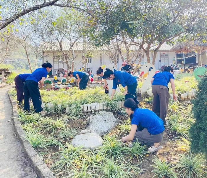 Đoàn viên, thanh niên tại các địa phương cũng tích cực chỉnh trang khuôn viên, dọn dẹp vệ sinh trường học, tạo môi trường học tập sạch đẹp, sẵn sàng đón học sinh bước vào năm học mới.