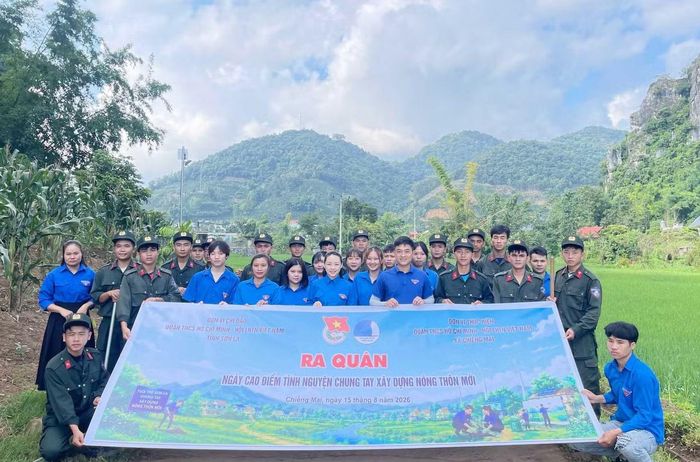 Sôi nổi hưởng ứng Ngày cao điểm “Tình nguyện chung tay xây dựng nông thôn mới” năm 2026, cuối tuần, tuổi trẻ các xã, phường trên địa bàn tỉnh Sơn La đồng loạt ra quân với nhiều công trình, phần việc thiết thực, góp sức chỉnh trang thôn, bản ngày càng sáng – xanh – sạch – đẹp.
