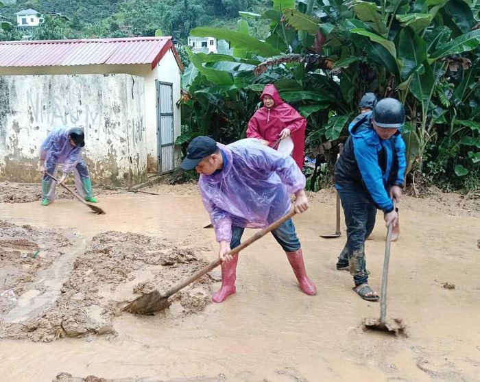 Tại những đoạn đường giao thông bị hư hỏng, xuống cấp, đoàn viên, thanh niên tích cực tham gia sửa chữa, khắc phục, góp phần bảo đảm an toàn, tạo thuận lợi cho người dân đi lại.