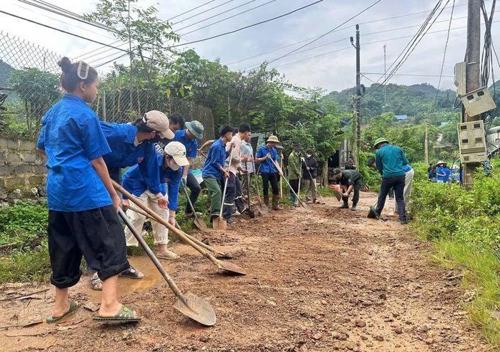 Đoàn viên tập trung khơi thông cống rãnh, chỉnh trang các tuyến đường giao thông liên bản.