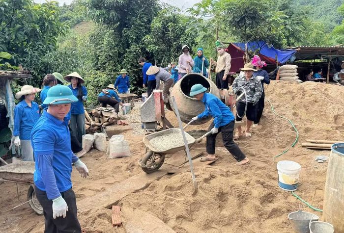 Không chỉ tích cực chỉnh trang làng, bản, đoàn viên, thanh niên còn phối hợp cùng người dân tham gia ngày công xây dựng nhà Đại đoàn kết, hỗ trợ các hộ nghèo, gia đình chính sách có hoàn cảnh khó khăn.