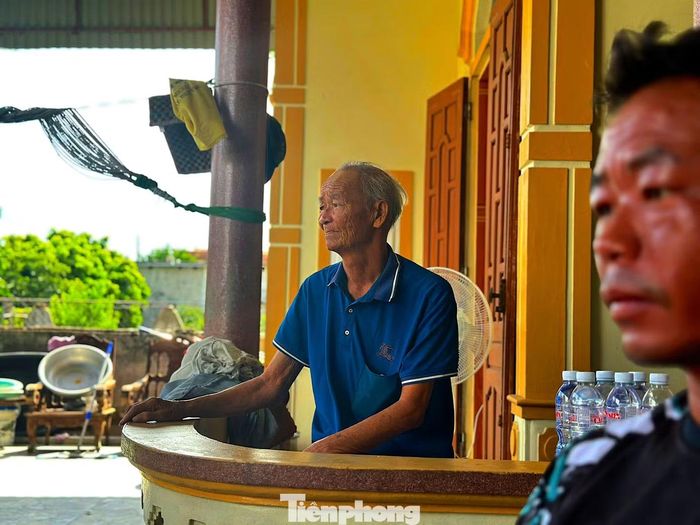 Ông Nguyễn Xuân Tịnh (76 tuổi), cha anh Thanh, vẫn chưa hết xúc động khi nhắc lại những giờ phút gia đình chờ tin.