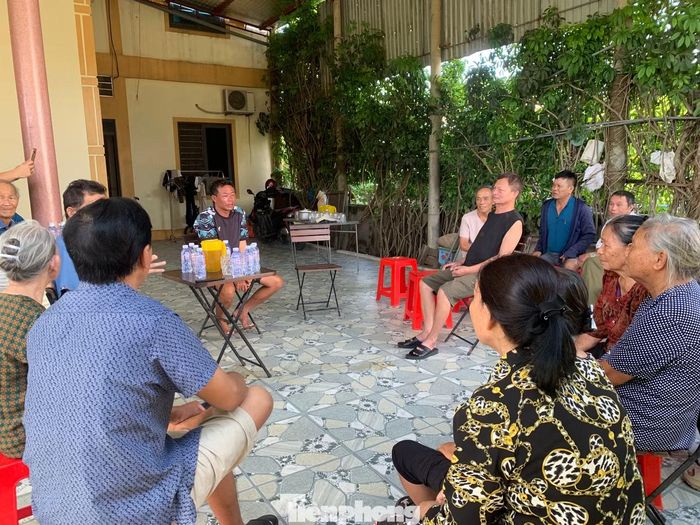 Người thân, hàng xóm đến thăm hỏi, động viên anh Nguyễn Văn Thanh