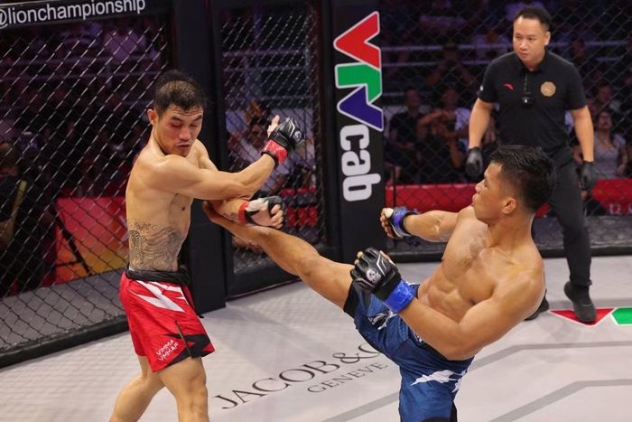 Kpa Thuân (xanh) giành chiến thắng trong lần đầu thi đấu ở thể thức MMA Pro. Ảnh: VMMAF.