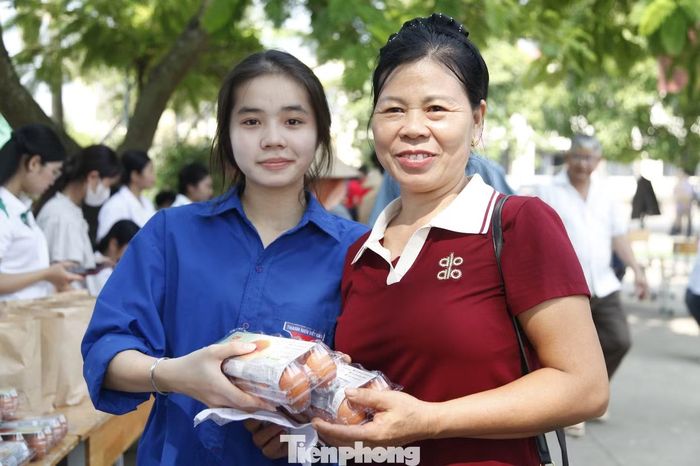 Chương trình trao 500 phần quà tặng người dân, tặng 50 phần quà đến gia đình chính sách tại địa phương. Tổng giá trị chương trình khoảng 500 triệu đồng.
